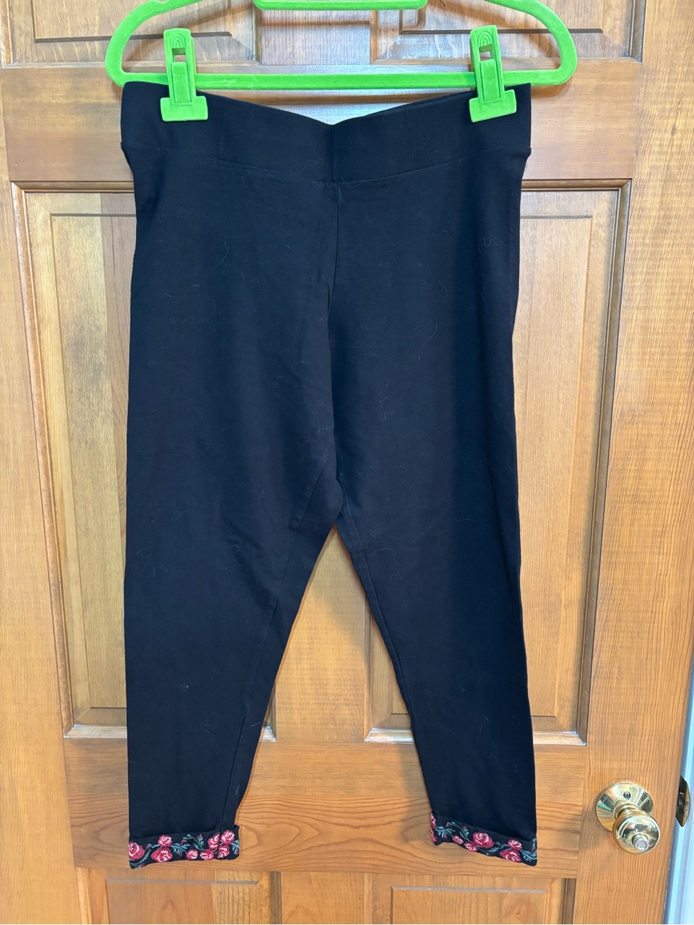 Torrid size 1 EUC Cropped leggings in black with red floral cuff.